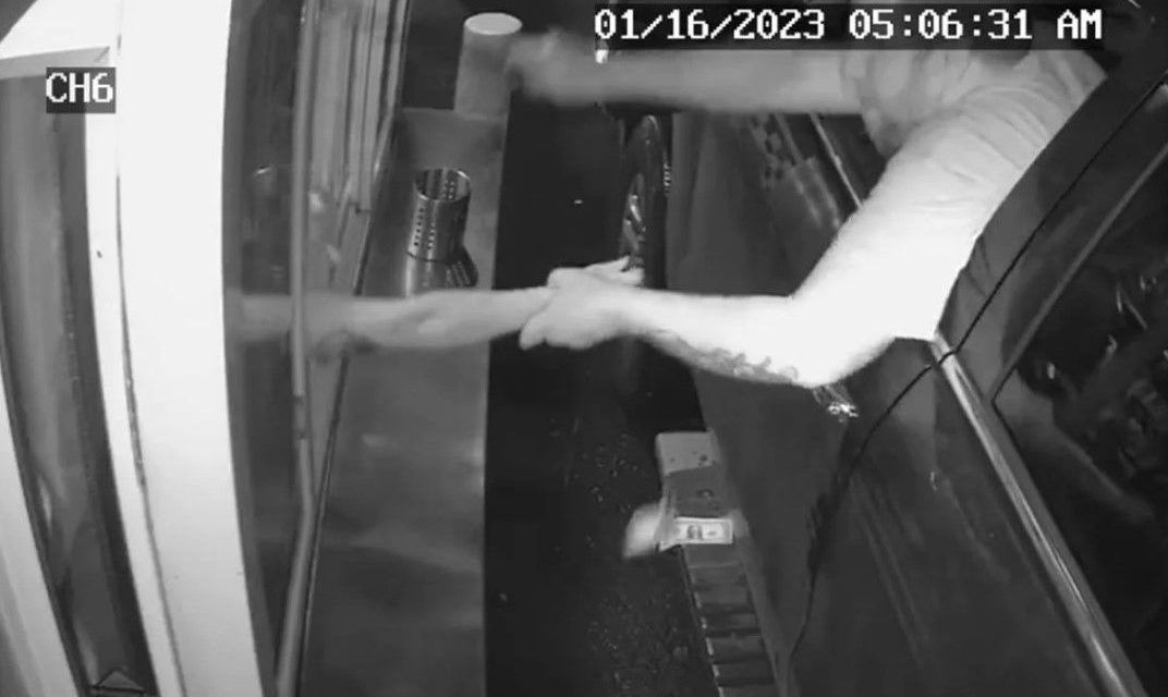Video: Cliente intenta secuestrar a trabajador a través de ventanilla drive-thru en Estados Unidos