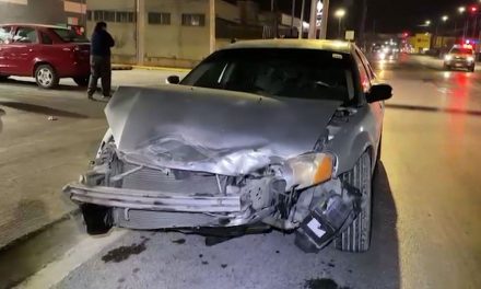 Saltillo: Causa choque por volarse el semáforo en Isidro López Zertuche
