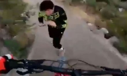 ¡No mam**! Ciclista se impacta con sujeto que obstruía rampa en Jalisco