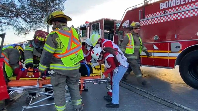 Joven termina atrapada al interior de su auto tras impactarse contra un árbol en Saltillo