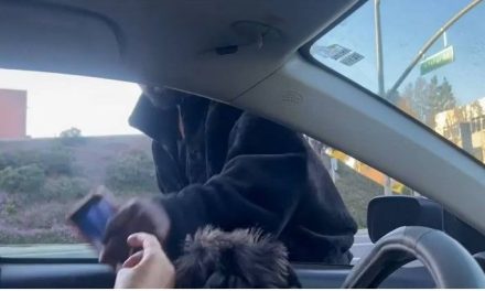 Kanye West hace un ‘Bad Bunny’ y le arrebata el celular a una mujer para lanzarlo a la calle (video)
