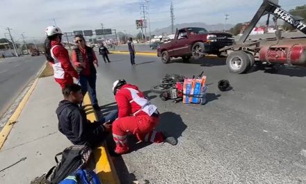 Motociclista se impacta contra camioneta por alcance en Fundadores