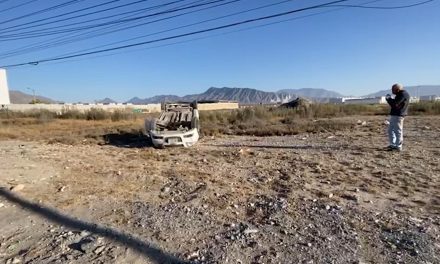 Transporte de carga lo impacta y lo hace volcar en la carretera Saltillo-Monterrey