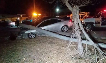 Conductor pierde el control y termina impactado contra una luminaria en Saltillo