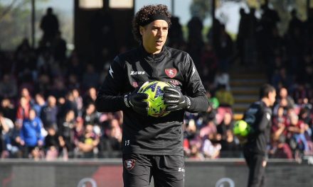 Memo Ochoa tiene amargo debut en su regreso a Europa con Salernitana