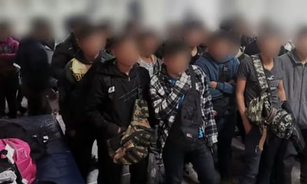 En Chihuahuaa rescatan a 57 menores migrantes de caja de trailer sin calefacción ni rejillas de aire