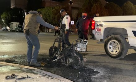 Motocicleta e incendia en el centro de Saltillo por corto circuito