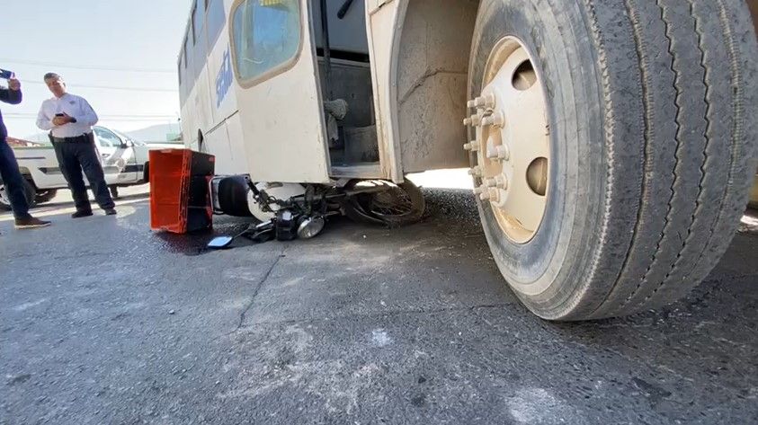 Transporte de personal embiste a motociclista sobre el Periférico
