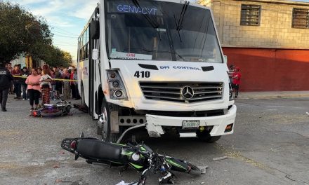 Saltillo: Transporte de personal arrolla a dos motociclistas que terminan gravemente heridos
