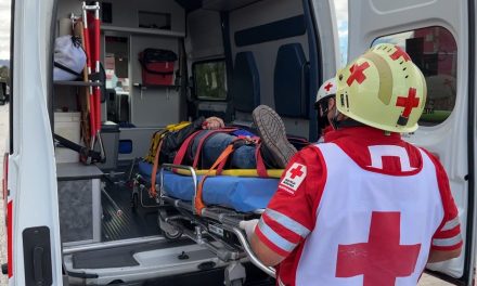 Motociclista choca contra barreras metálicas y termina en hospital de Saltillo