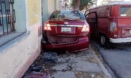 No respetó el señalamiento de alto y terminó chocando en Saltillo
