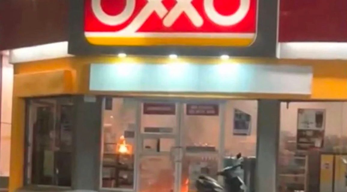 Se reportan incendios en tiendas Oxxo por hombres armados en Guanajuato