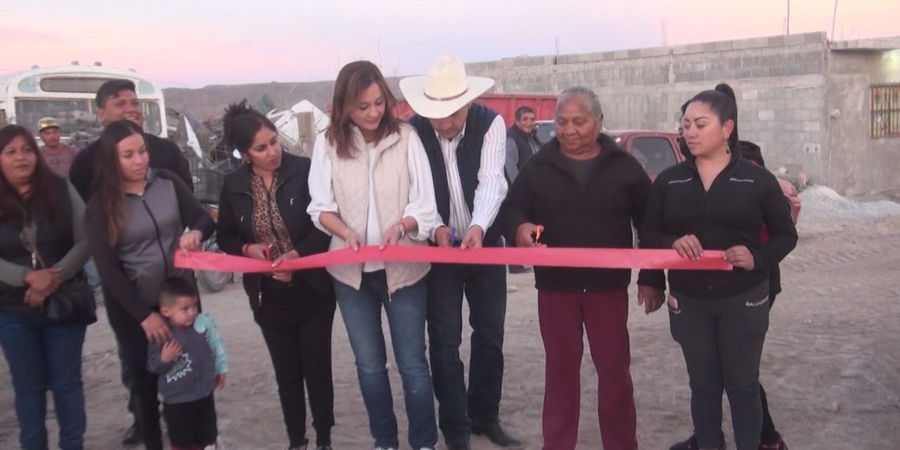 Alcalde de Parras entrega obras de drenaje y red de electrificación