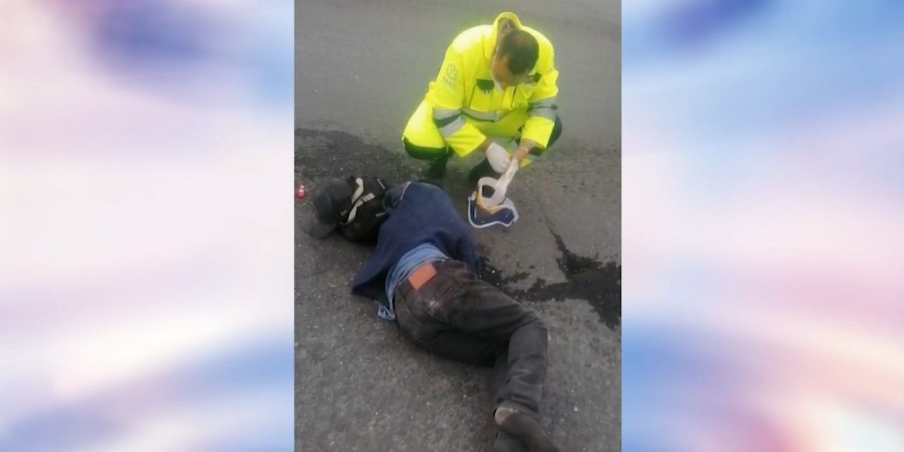 Hombre escapaba de perros callejeros en la Guayulera y fue embestido por un taxi