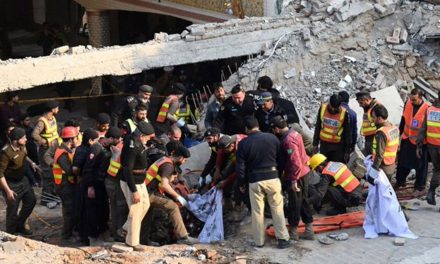 Reportan 59 muertos tras atentado en mezquita de Pakistán
