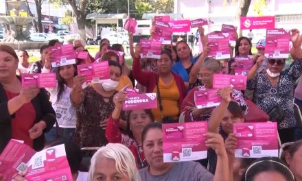 Continua entrega de la tarjeta La Poderosa en Saltillo