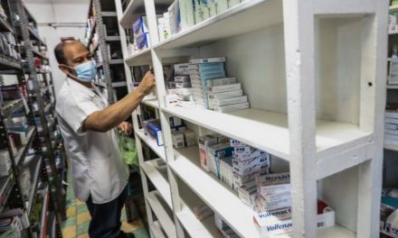 Farmacias señalan falta de medicamentos en Sabinas