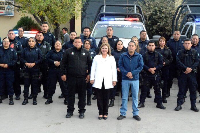 Festejan a policías de Sabinas