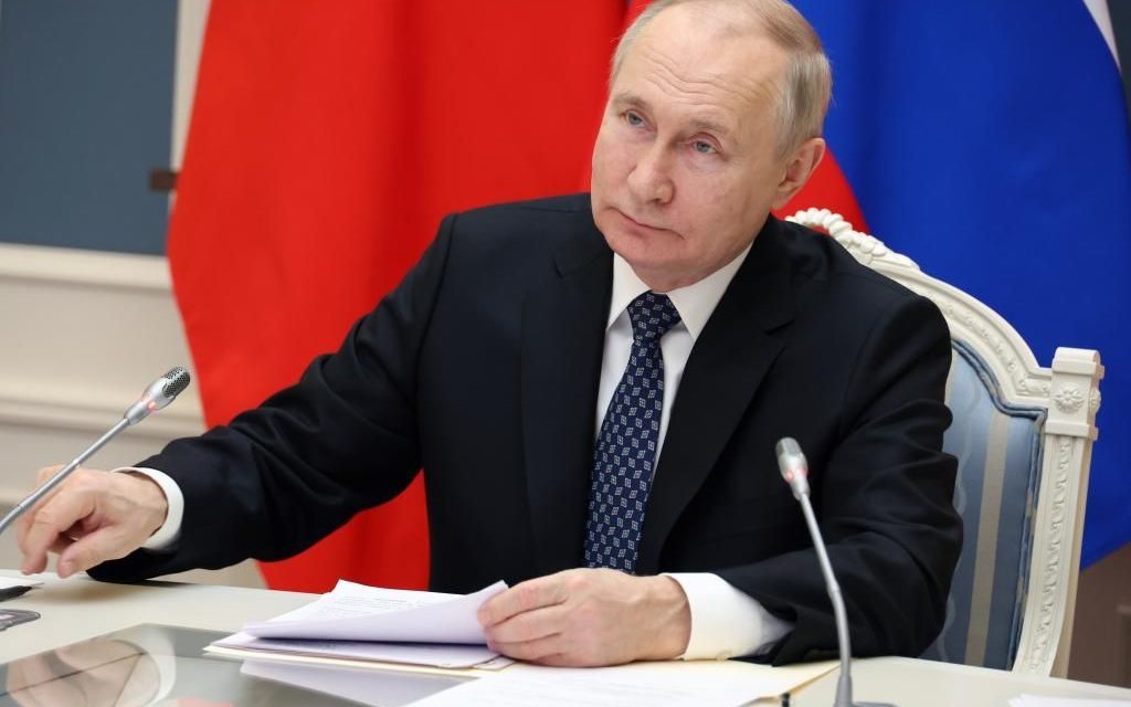 Vladimir Putin ordena alto al fuego en Ucrania a partir del mediodía del viernes