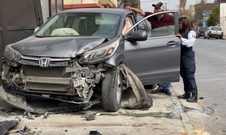 Saltillo: conductora no respeta señal de alto y choca en la colonia Topochico