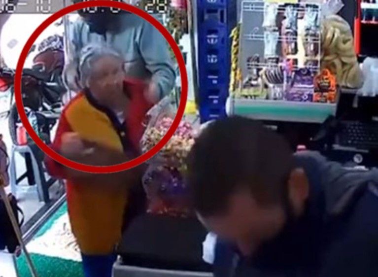 Ratero toma de rehén a una abuelita para robar una tienda… cajero lo recibe a balazos