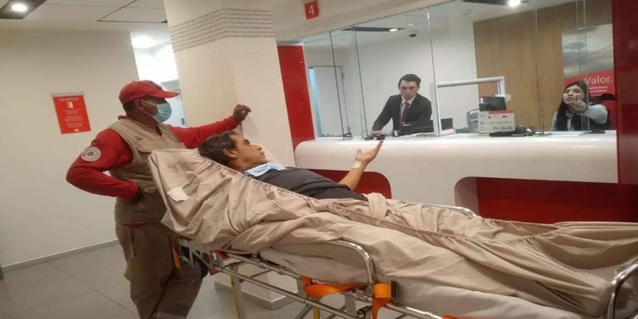 Santander ‘obliga’ a cliente en camilla a acudir por trámite en Edomex