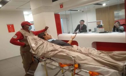 Santander ‘obliga’ a cliente en camilla a acudir por trámite en Edomex