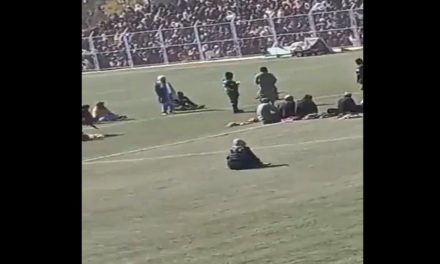 Talibanes azotan a 9 hombres por robo ante un estadio repleto