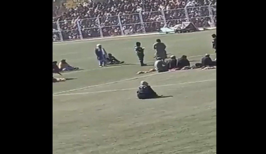 Talibanes azotan a 9 hombres por robo ante un estadio repleto