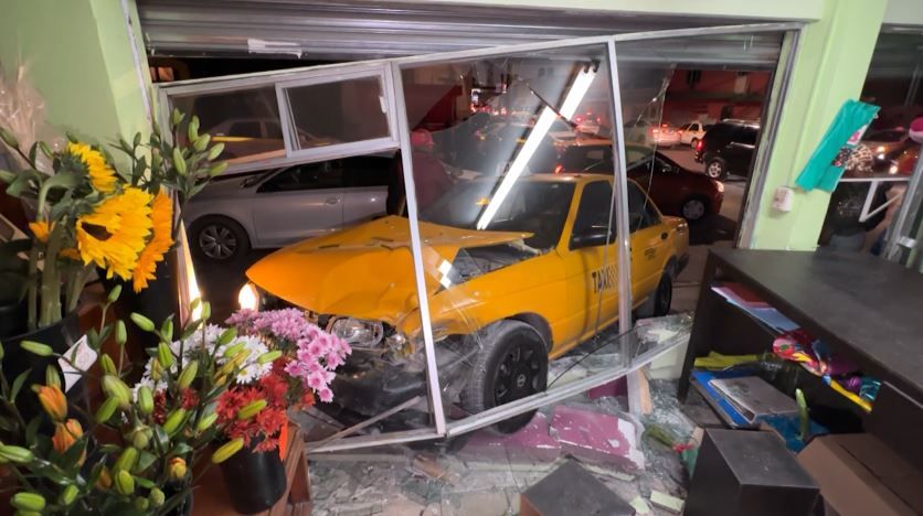 Taxi termina dentro de florería tras choque en colonia Bellavista