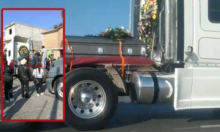 Saltillo: Llama la atención a ciudadanos tráiler que transportaba féretro en caravana fúnebre (Videos)