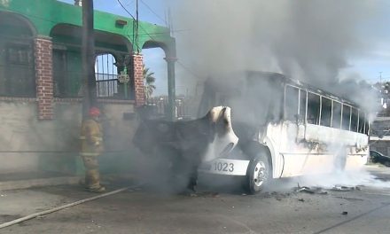 Se incendia camión de personal en Monclova