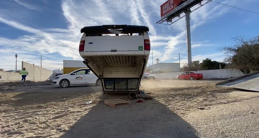 Se le atraviesa un perro y termina volcado en Ramos Arizpe
