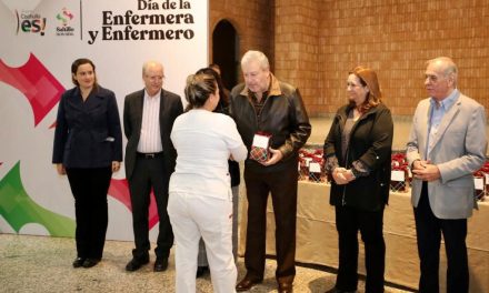 Chema Fraustro reconoce a enfermeros en su día