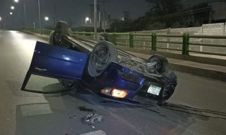 Joven sufre volcadura al esquivar camioneta en Saltillo