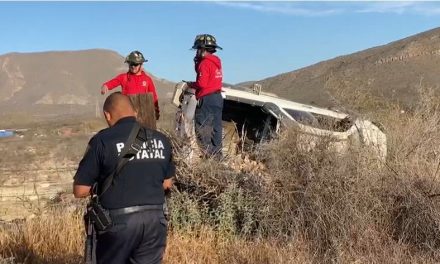 Joven termina gravemente herido tras volcadura en carretera Los Pinos