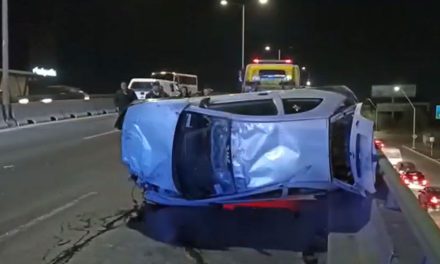 Saltillo: Por exceso de velocidad pierde el control y vuelca su vehículo en V. Carranza