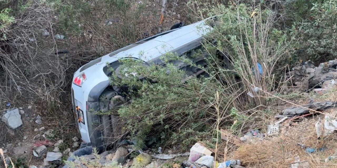 Hombre vuelca hacia arroyo a más de siete metros en Saltillo