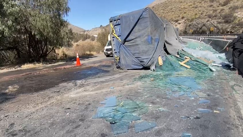 Arteaga: Vuelca tractocamión y esparce vidrios en carretera de Los Chorros