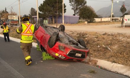 Mujer termina en el hospital al sufrir una volcadura en la carretera a Zacatecas