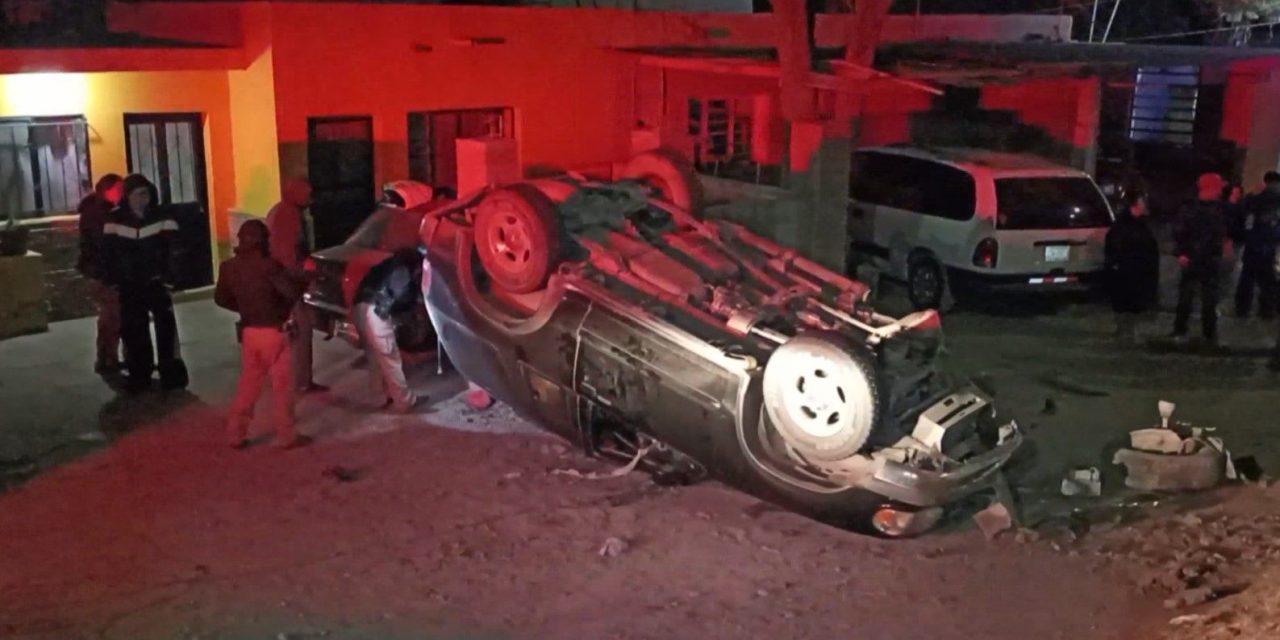 Hombre en estado de ebriedad vuelca y abandona a sus amigos; salió corriendo y se llevó las placas