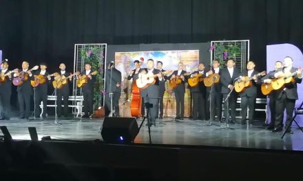 Rondallas le cantan al amor en Acuña