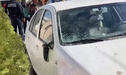 Saltillo: Mujer se impacta contra vehículo en movimiento; cruza la vía sin precaución alguna