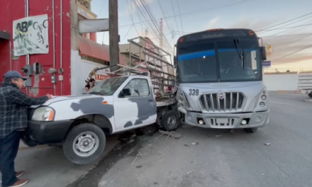Choca transporte de personal tras quedarse dormido en Zona Centro de Saltillo