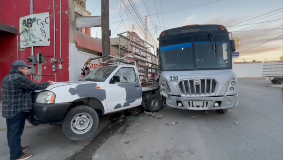 Choca transporte de personal tras quedarse dormido en Zona Centro de Saltillo