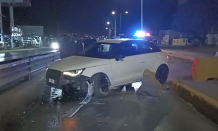 Se duerme y choca contra el muro; ebrio terminó bloqueando el paso vehicular en Saltillo