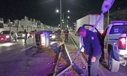 Se duerme y termina volcado en la colonia Mirasierra de Saltillo