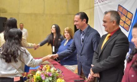 Sobresalientes: entregan reconocimientos a estudiantes de Acuña