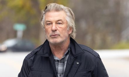 Retiran cargos contra Alec Baldwin por homicidio involuntario durante filmación