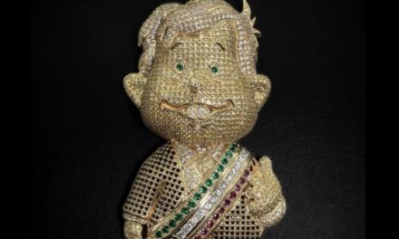 Lanza joyería un AMLO bañado en oro con valor de 100 mil pesos